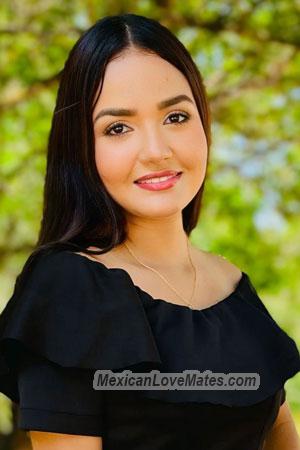 220403 - Laura Age: 28 - Colombia